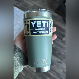 NEW YETI 20 oz RAMBLER CAMP GREEN